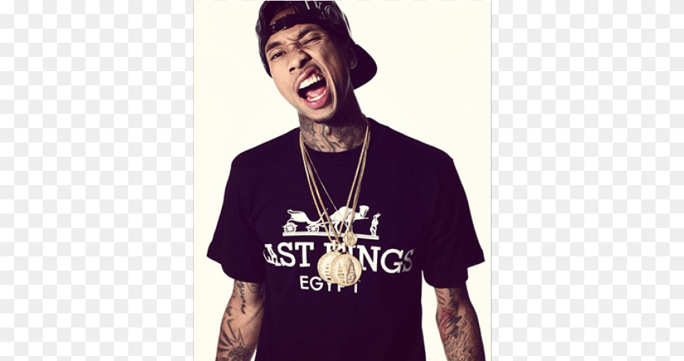 Foto Tyga Me Nj T Dashur T Re E Cila Sht Kopja Mia Isabella E Tyga, Accessories, T-shirt, Pendant, Clothing Free Transparent Png