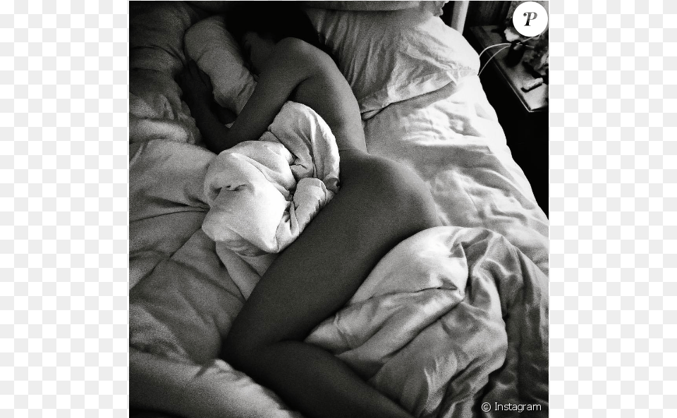 Jenna Dewan Entirement Nue Au Lit Sur Une Photo Publie Jenna Dewan Sleeping, Person, Romantic, Bed, Furniture Free Png