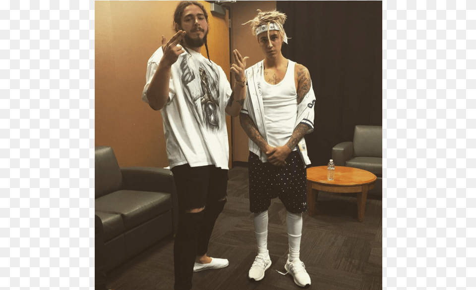 Justin Bieber Prend Post Malone Pour Un Cendrier Et Yeezy Triple White Celebrity, Person, Photobombing, Adult, Male Free Png